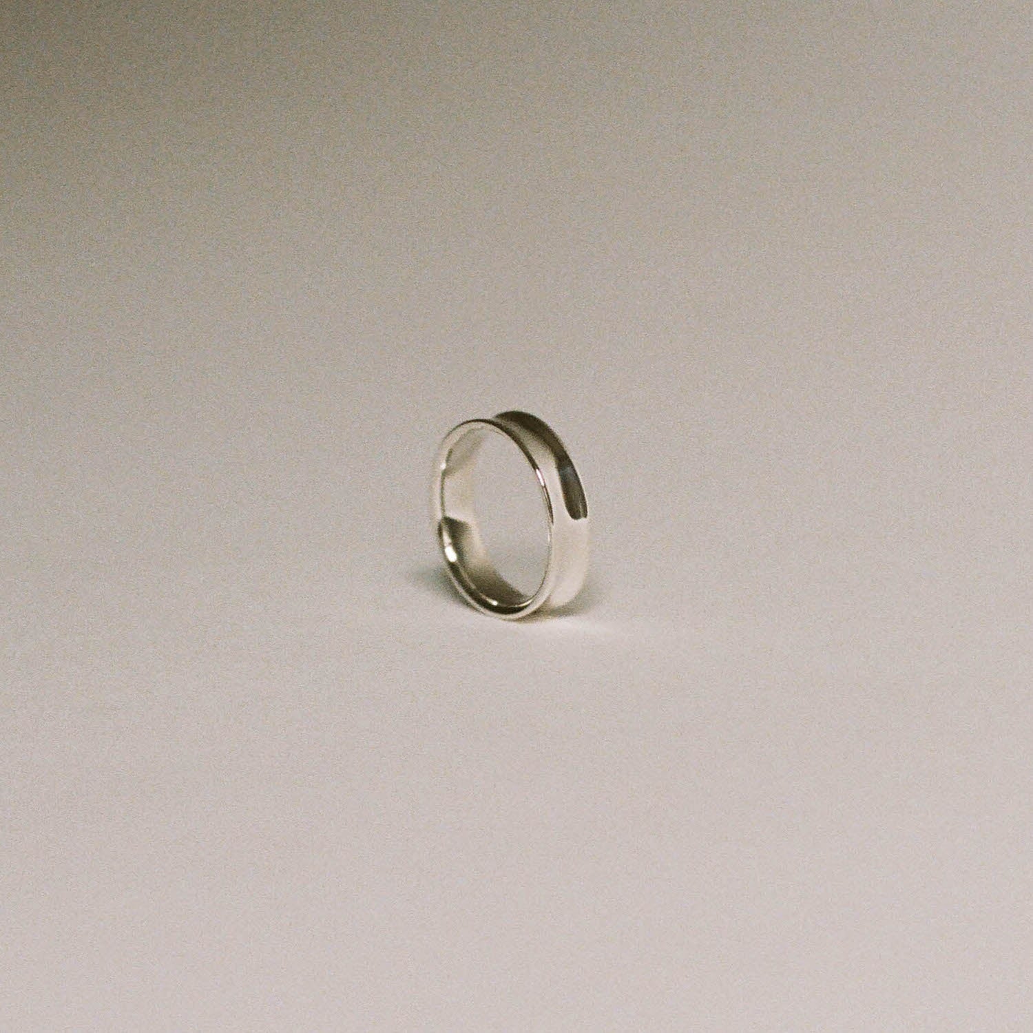 Thin Concave Band Ring Gold